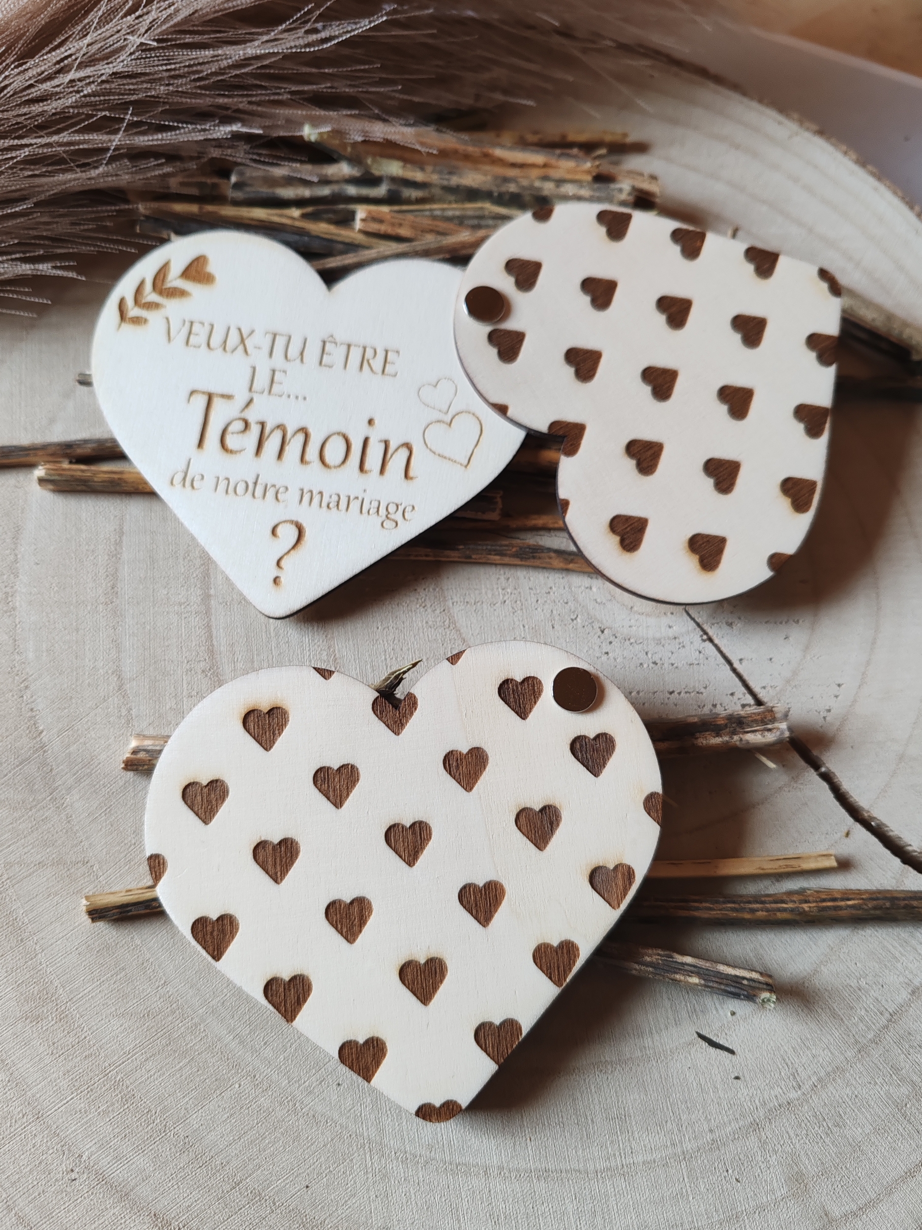 Faire-part de demande de témoin de mariage en bois avec un cœur, vue 2