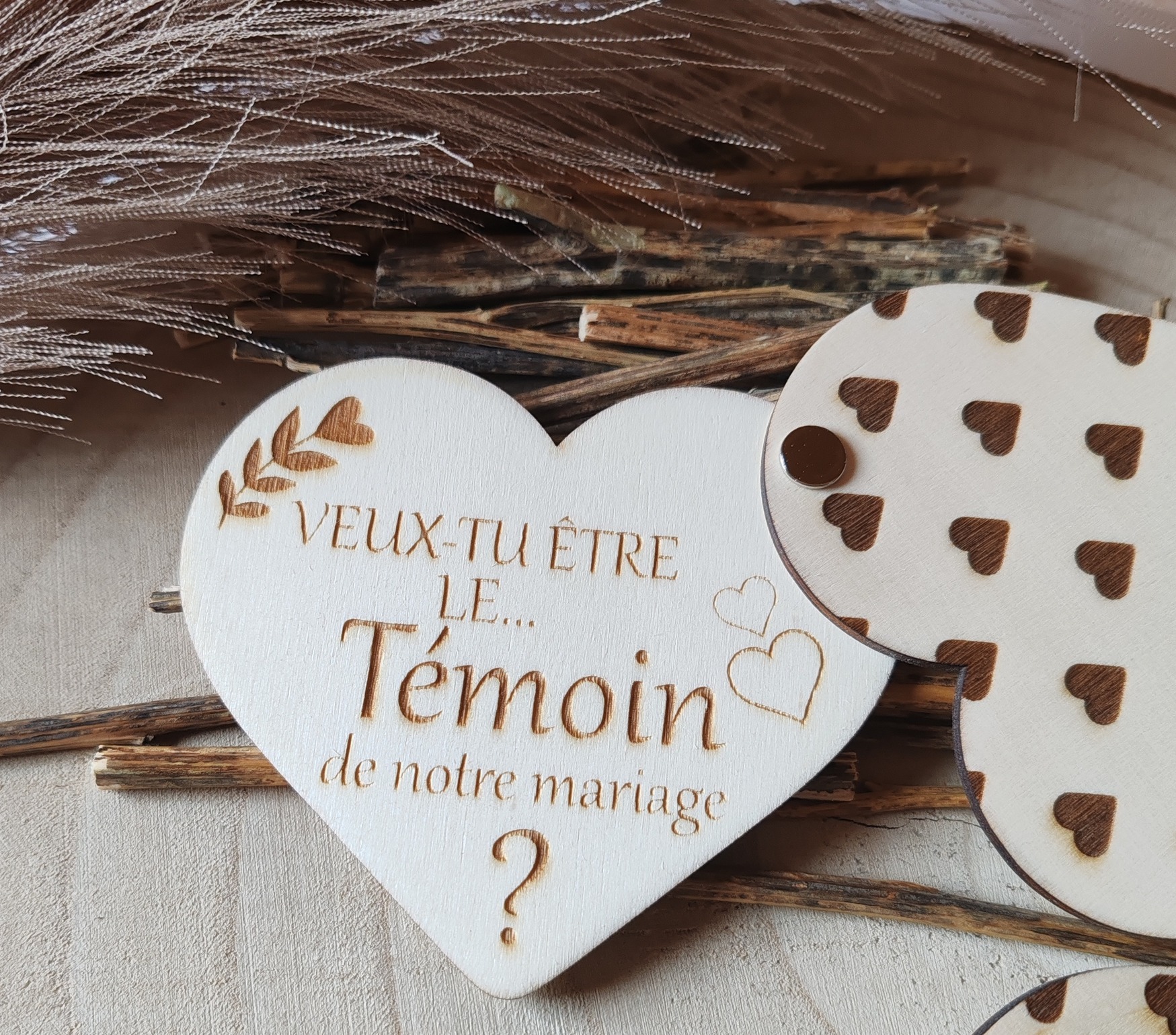 Faire-part de demande de témoin de mariage en bois avec un cœur, vue 3