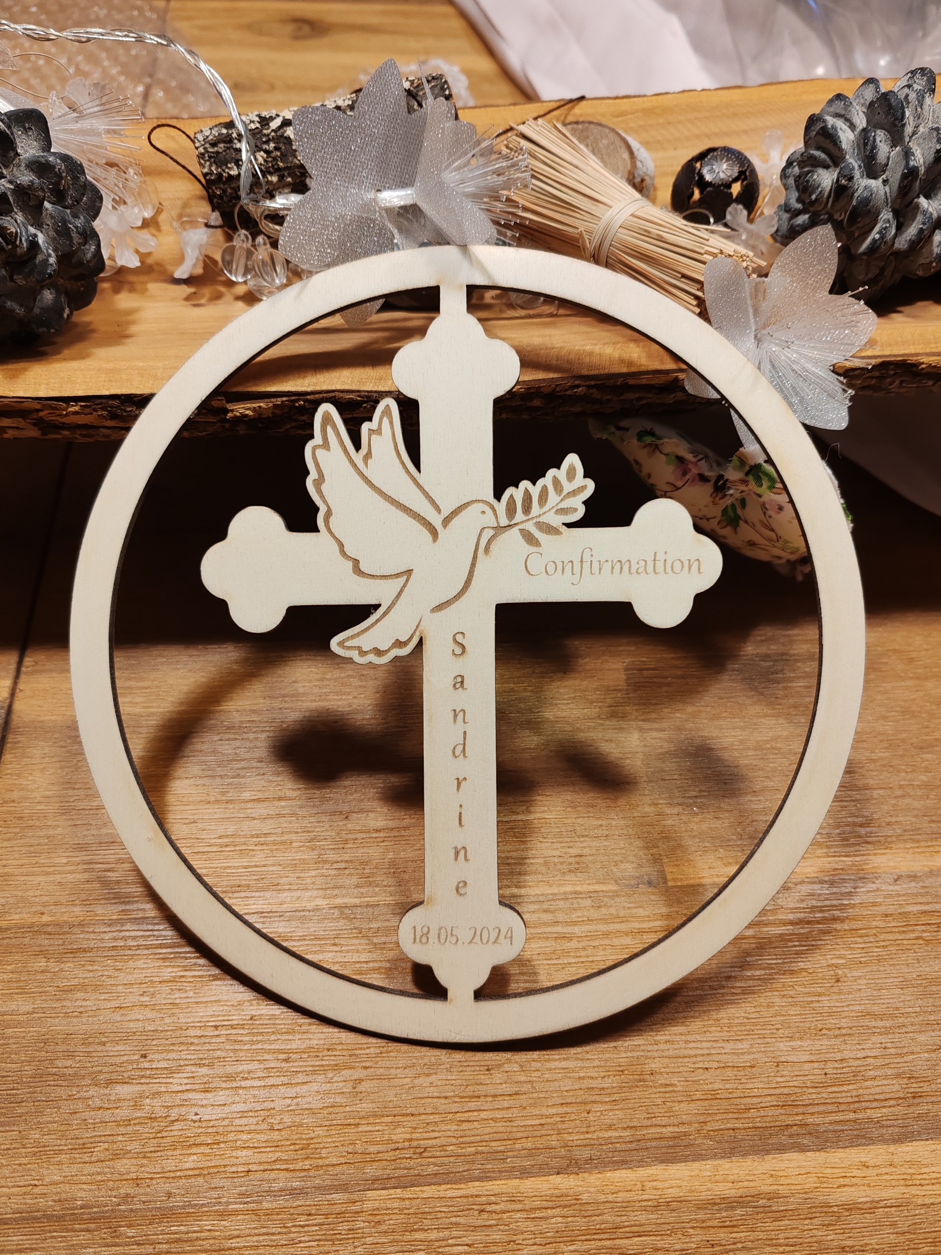 Croix de baptême en bois avec colombe, prénom et date gravés, vue 2