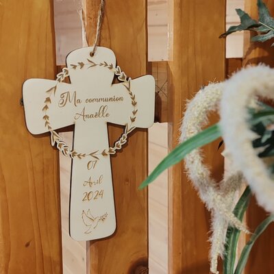 Croix de communion en bois personnalisée gravée au laser