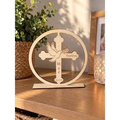 Croix de baptême en bois avec colombe, prénom et date gravés, sur son support