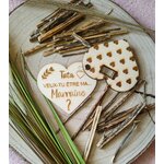 Faire-part de demande de parrain ou marraine en bois avec un cœur, vue 2