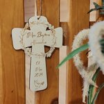 Croix de baptême en bois personnalisée, vue 2