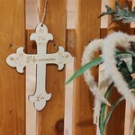 Croix de communion en bois personnalisée gravée au laser, vue 3