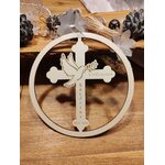 Croix de baptême en bois avec colombe, prénom et date gravés, vue 2