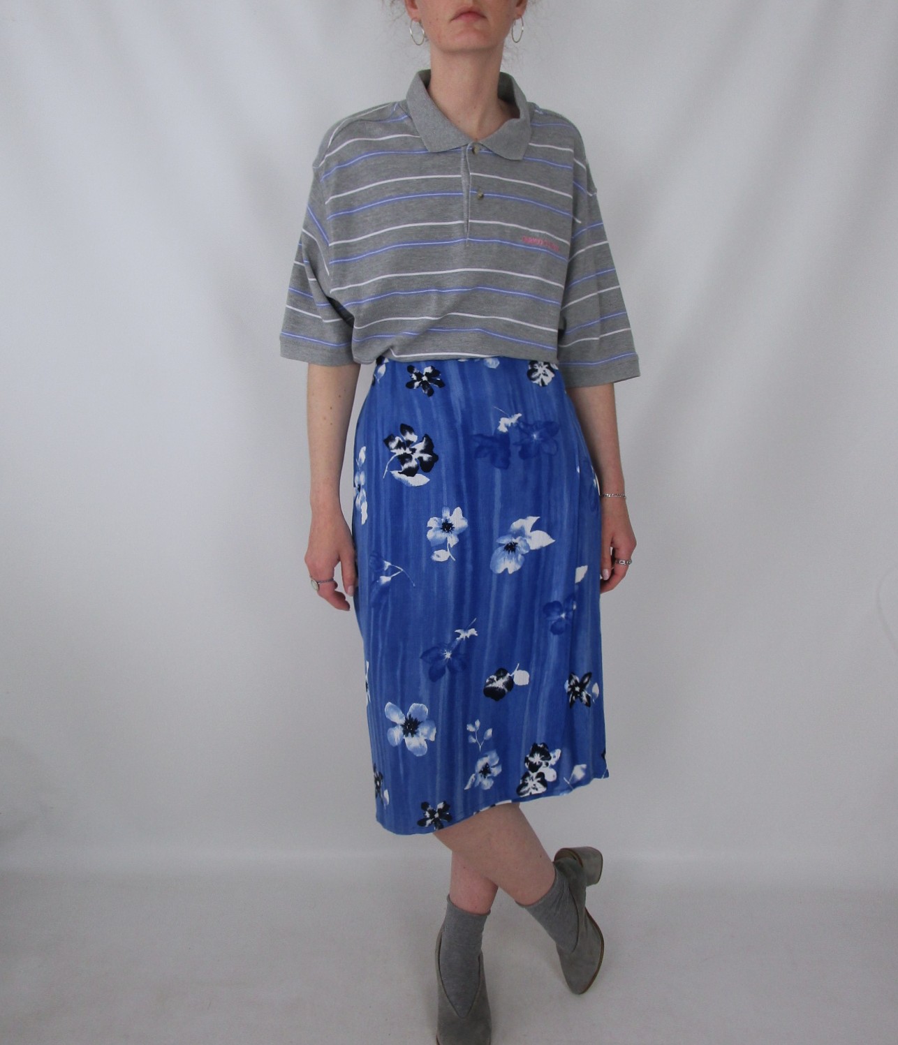 Jupe mi-longue bleu fleurs blanches S/M