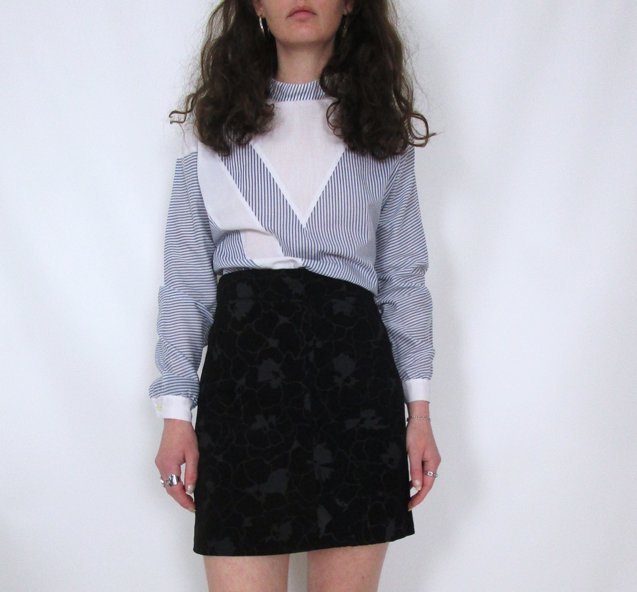 Mini jupe cuir noir fleurs grises XS