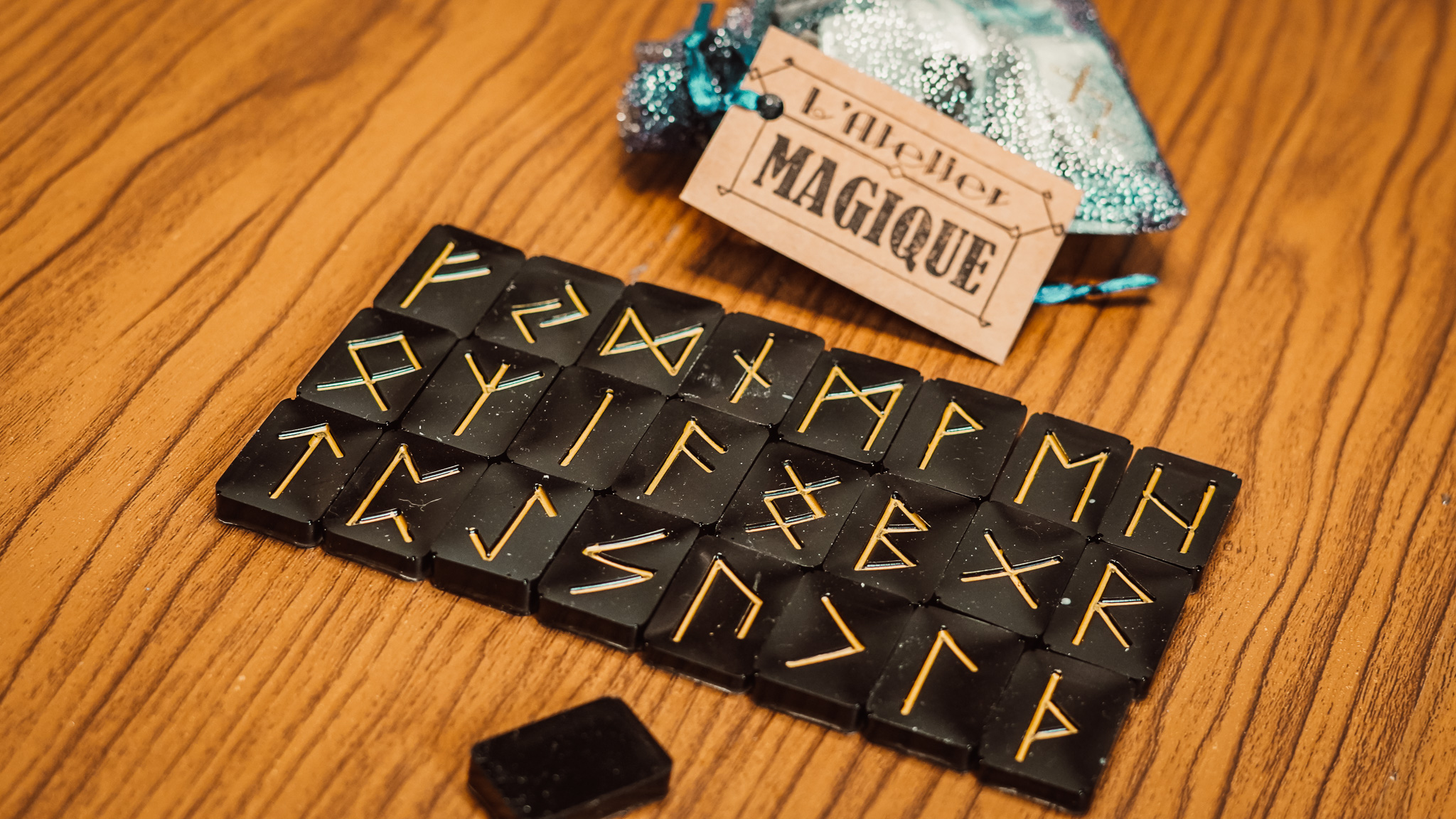 Jeu de 25 runes en résine noire artisanal