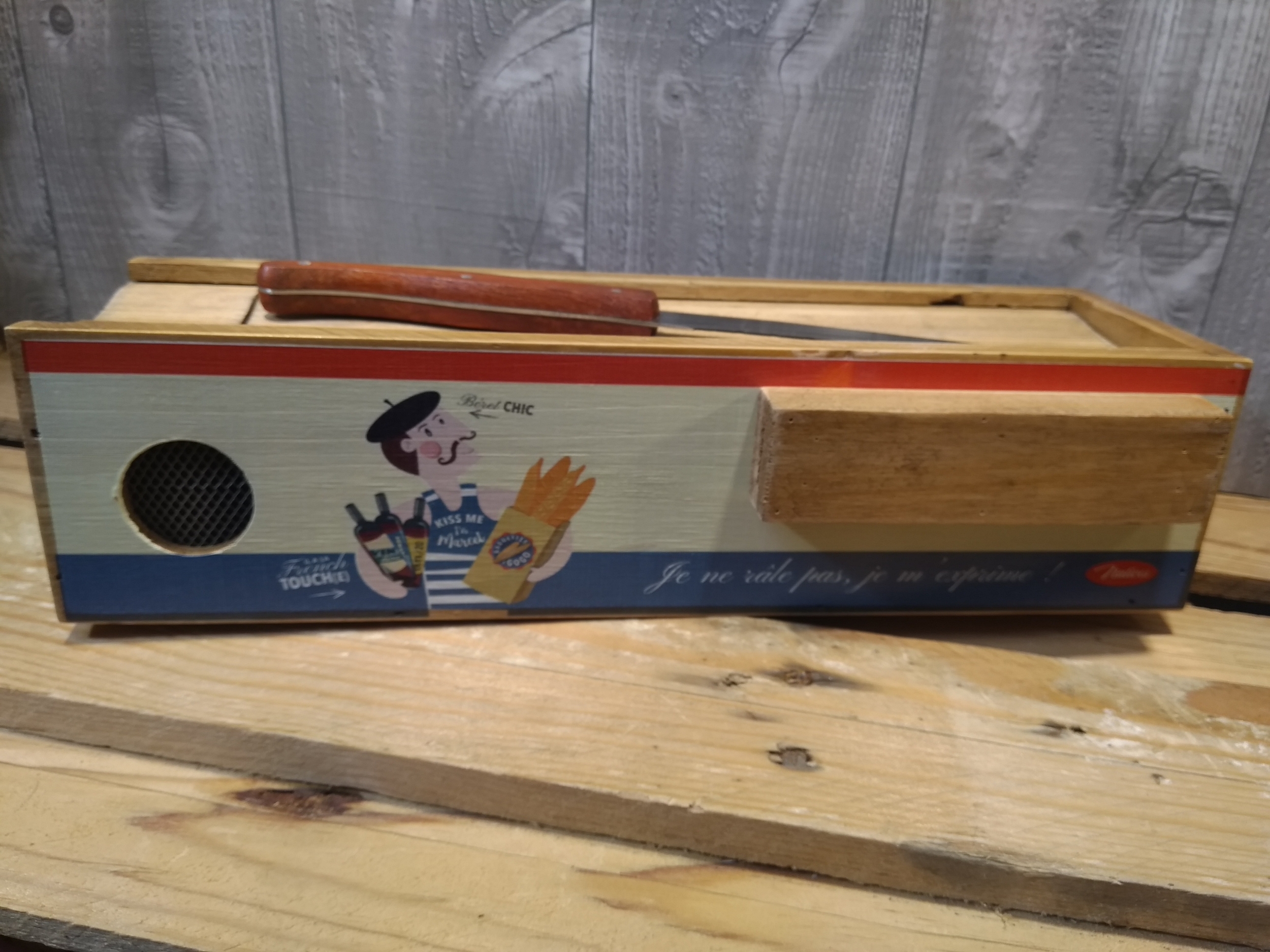 boite en bois avec aération pour ranger le saucisson et couteau rétro vintage