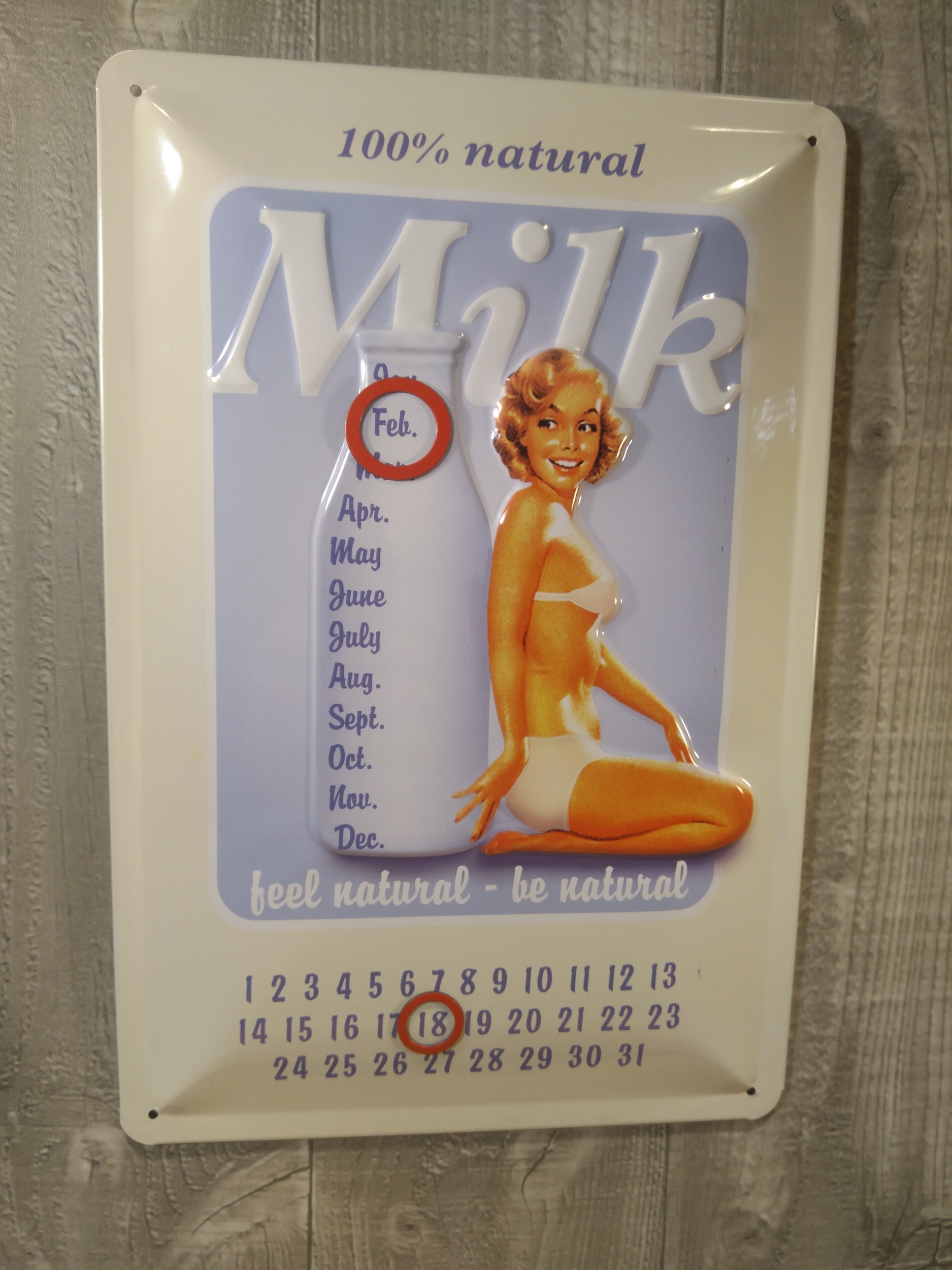 calendrier perpétuel métal en relief publicitaire milk pin-up rétro vintage