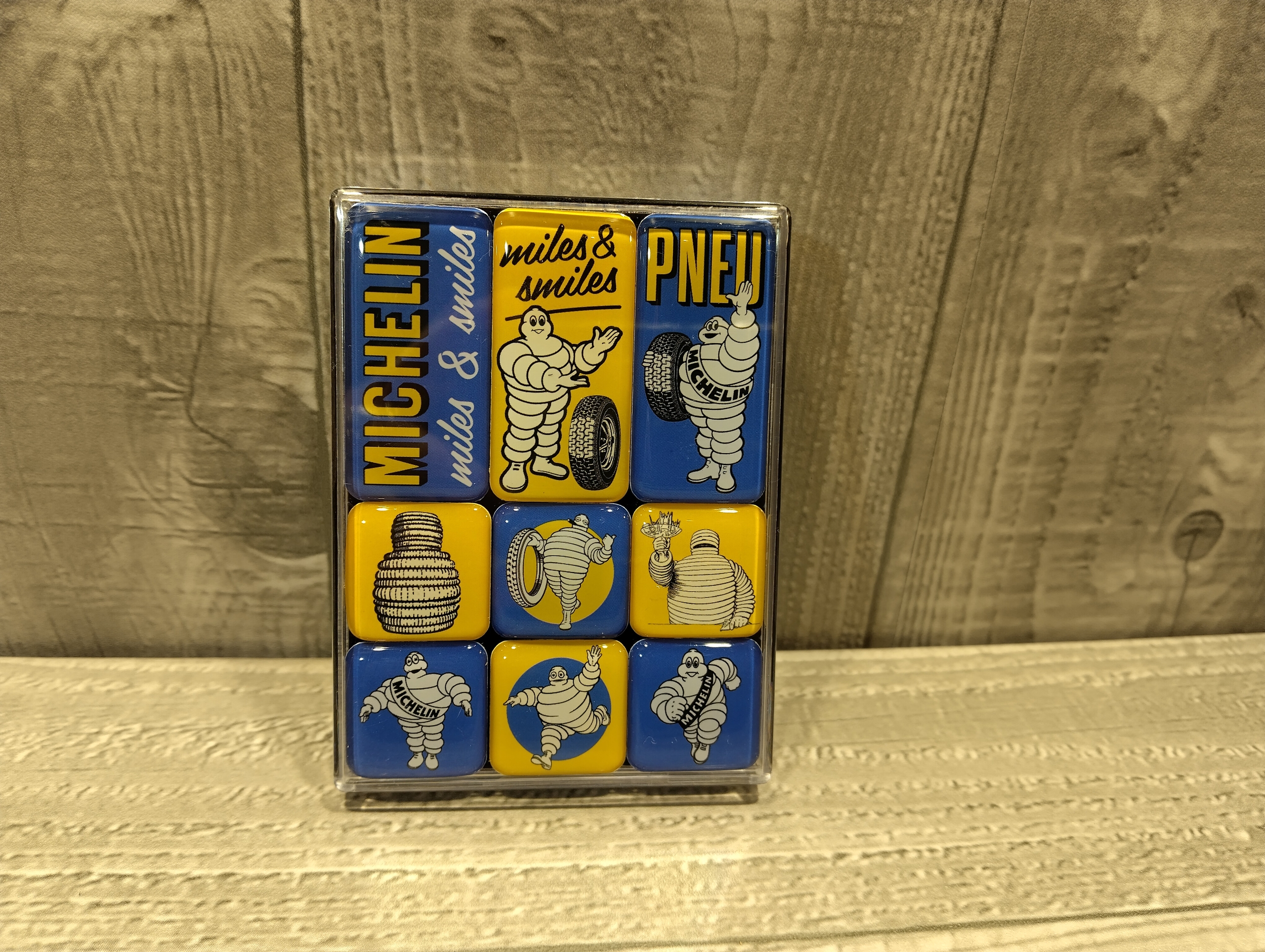 coffret de 9 magnets émaillés publicitaire michelin