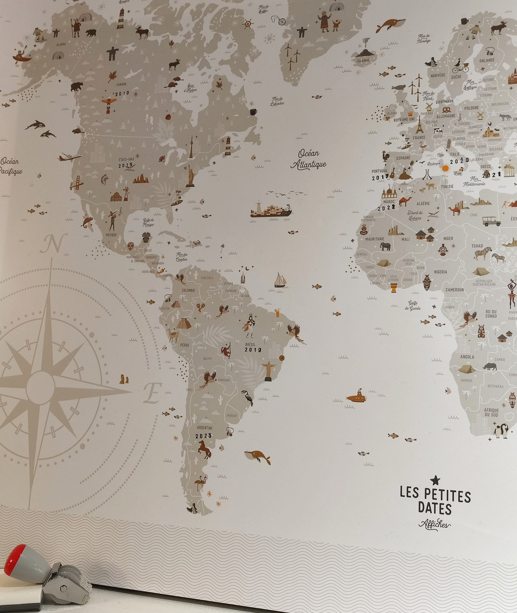 Affiche_Carte_du_monde_illustree_a_tamponner-map_monde_kit_voyage