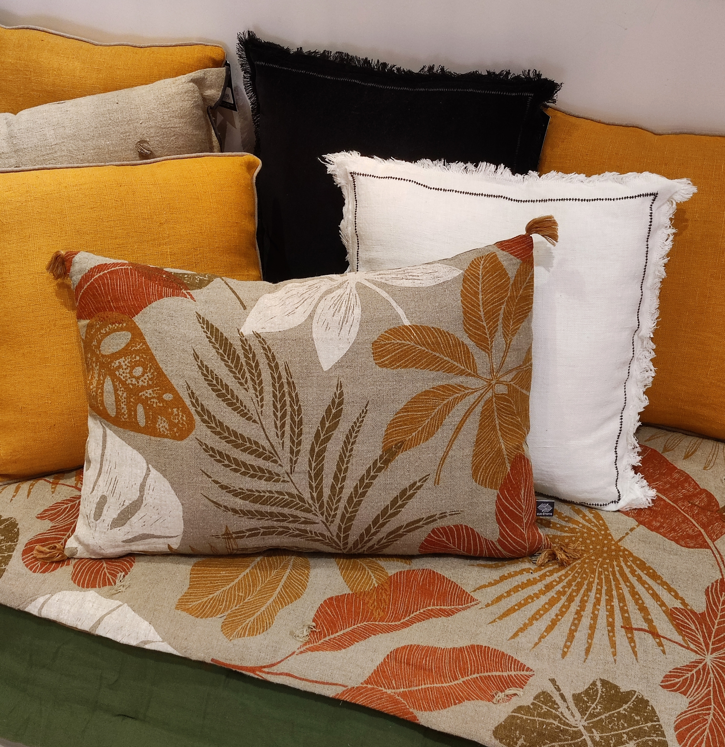 Coussin_ombrage_ocre_ambiance_zoom