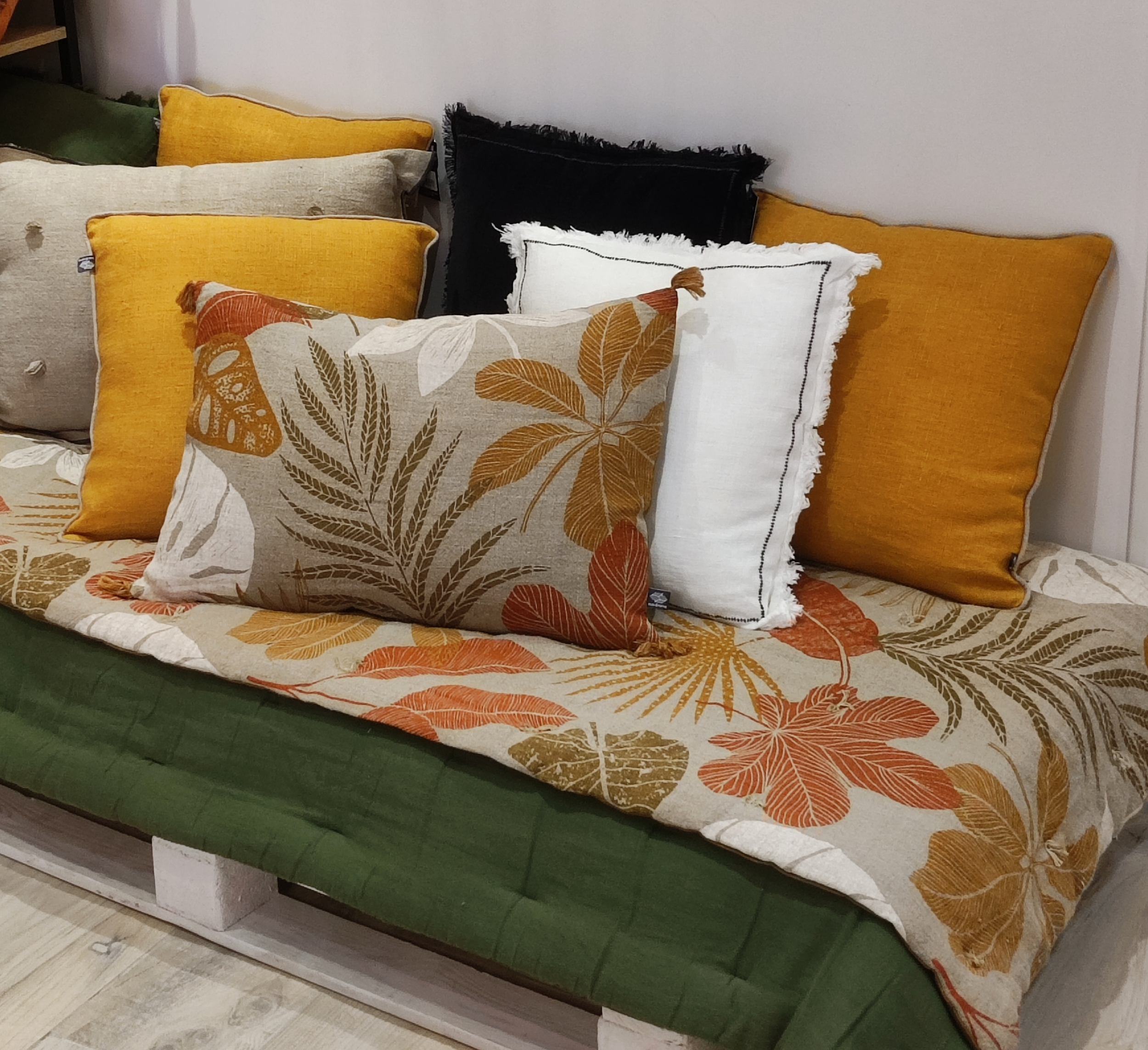 Coussin_ombrage_ocre_ambiance
