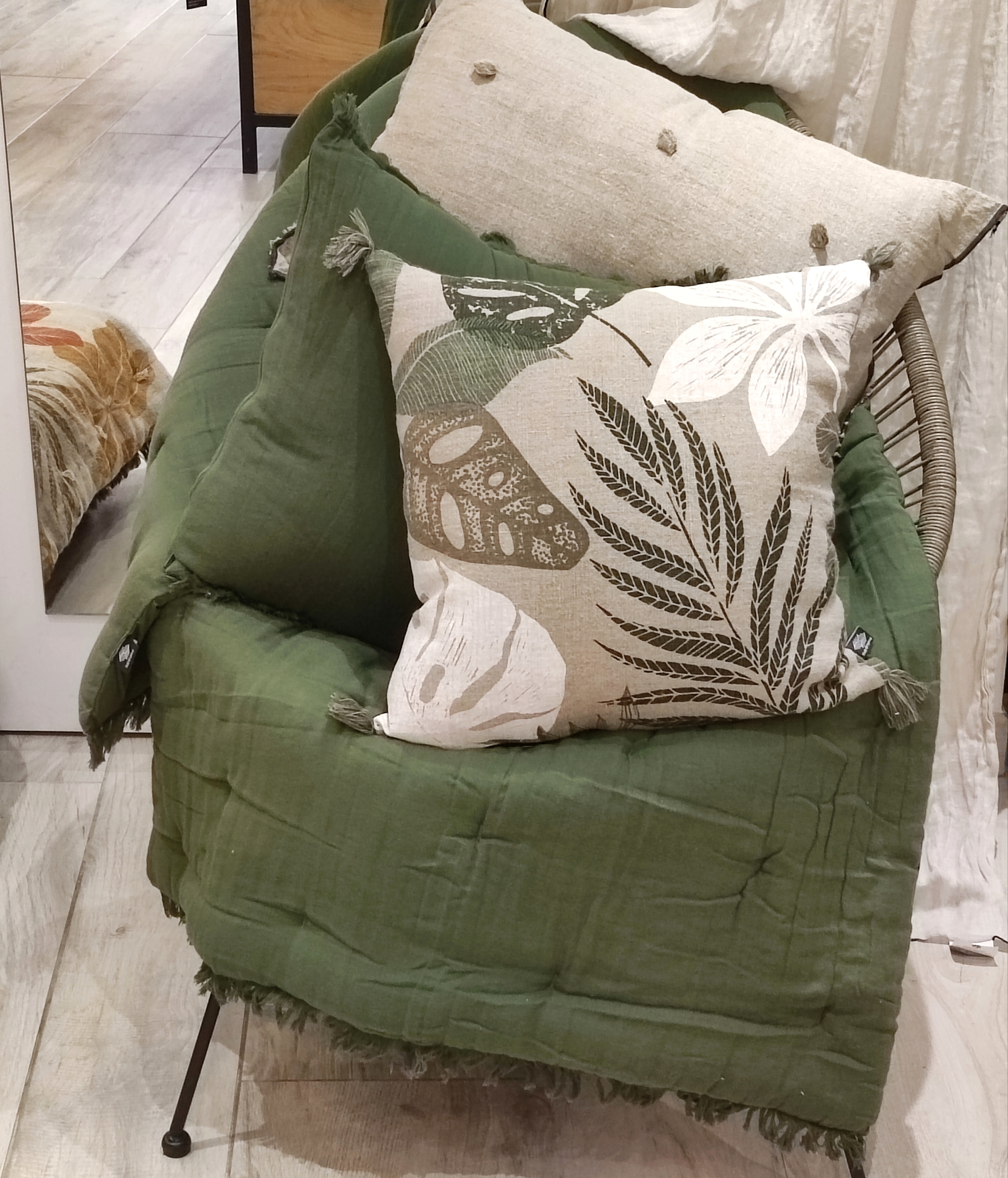 Coussin_ombrage_vert_ambiance_fauteuil