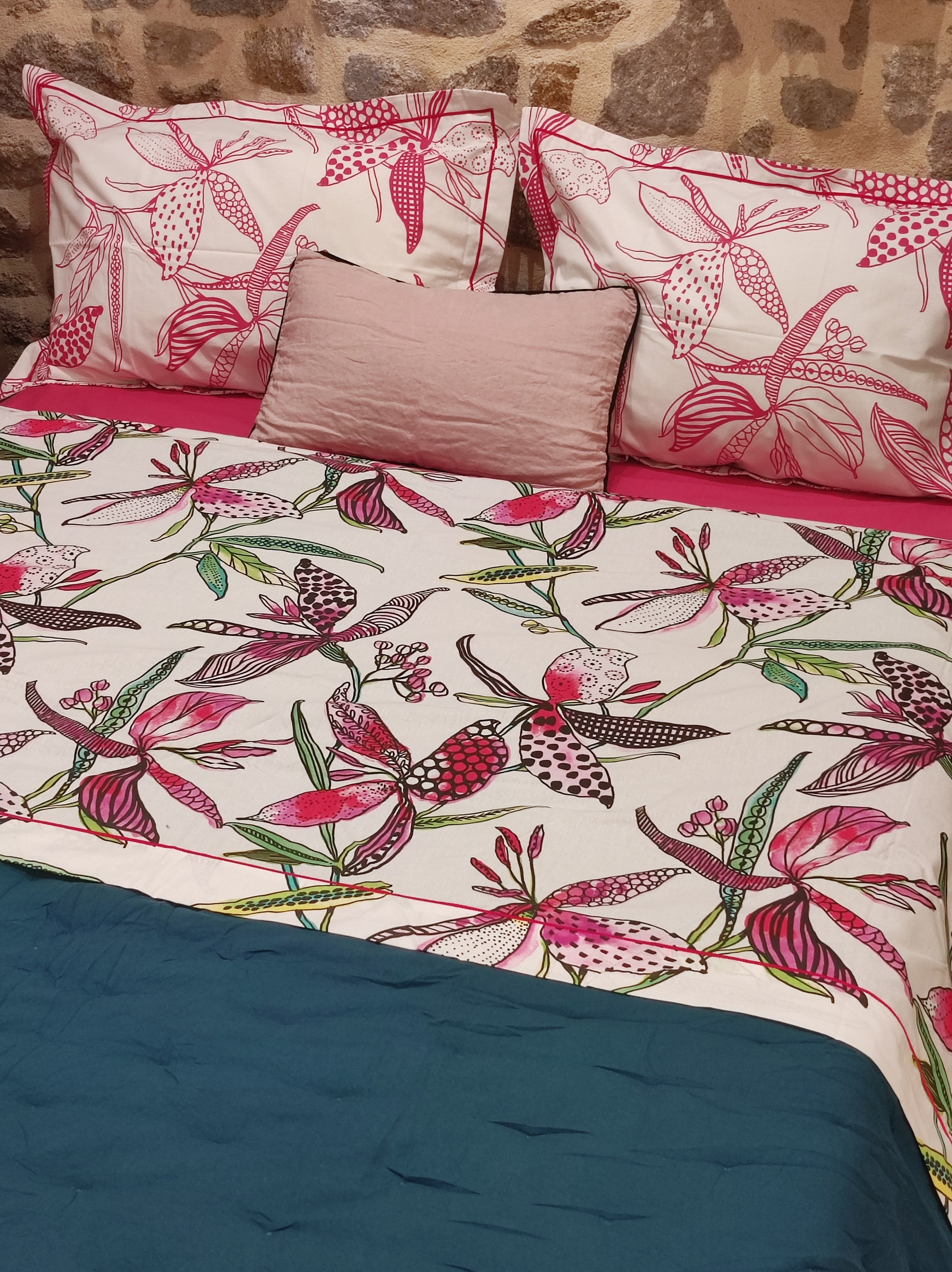 Drap-plat-exotique-rose-ambiance-3