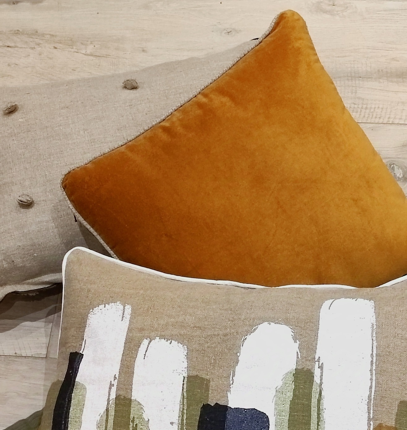 Coussin-velours-gold-ambiance