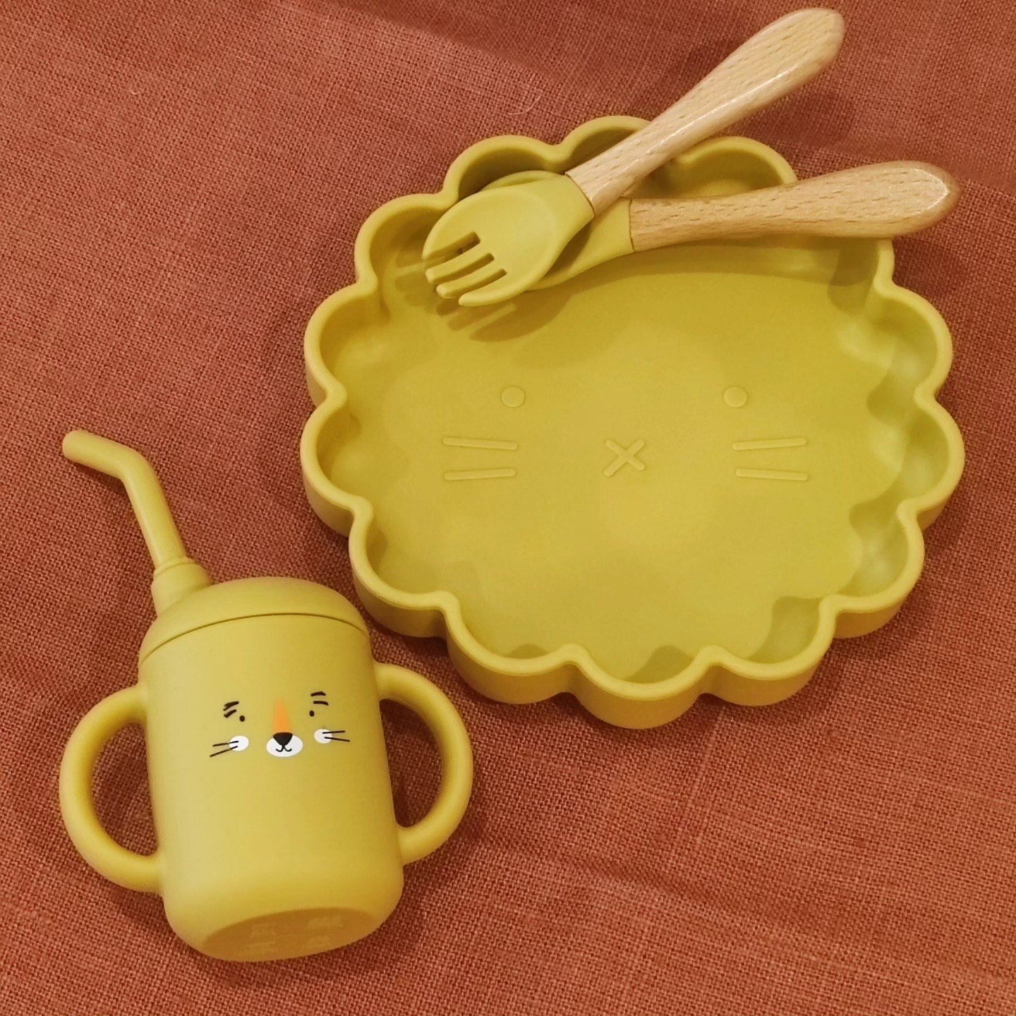 Set_repas_assiette_couverts_jaune_lion_enfant_silicone