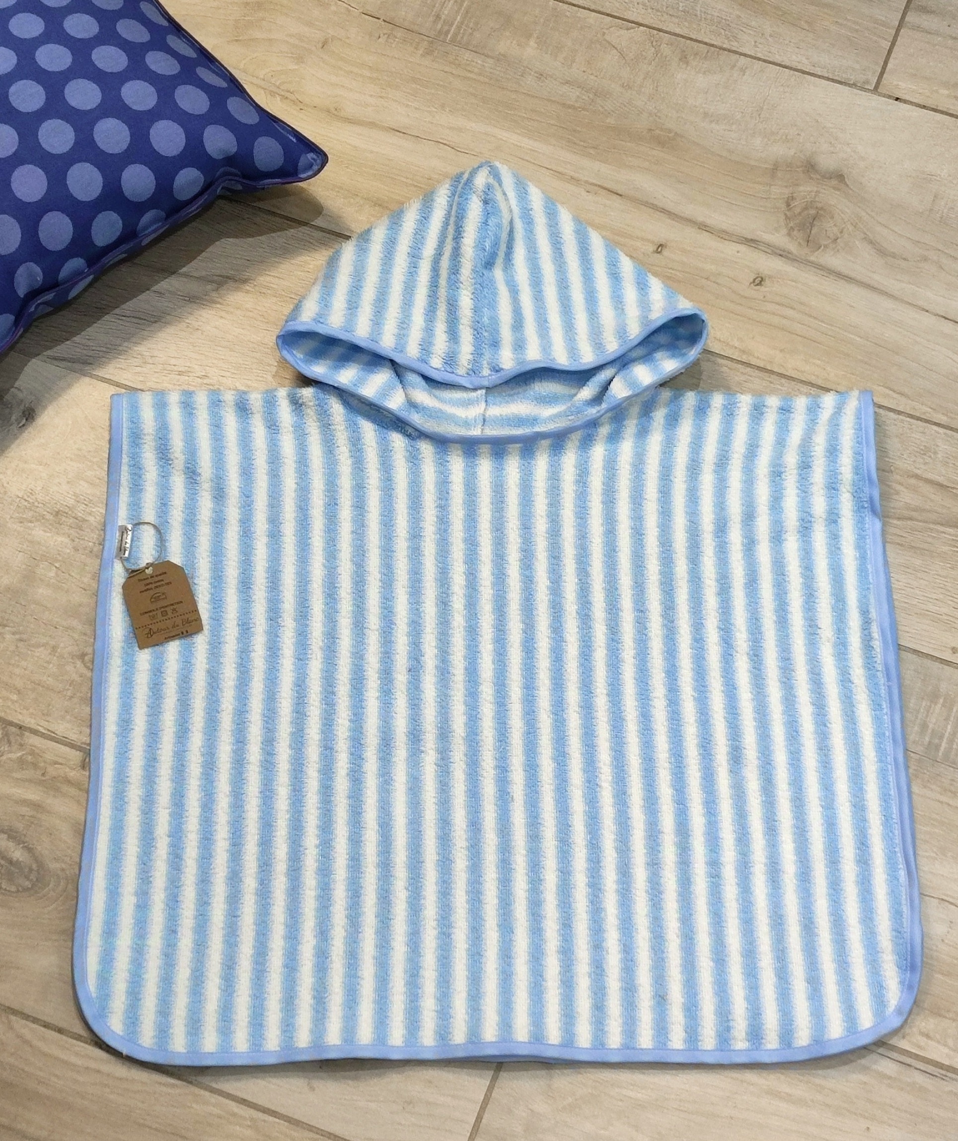 Poncho_a_rayures_blanc_bleu_confection_atelier