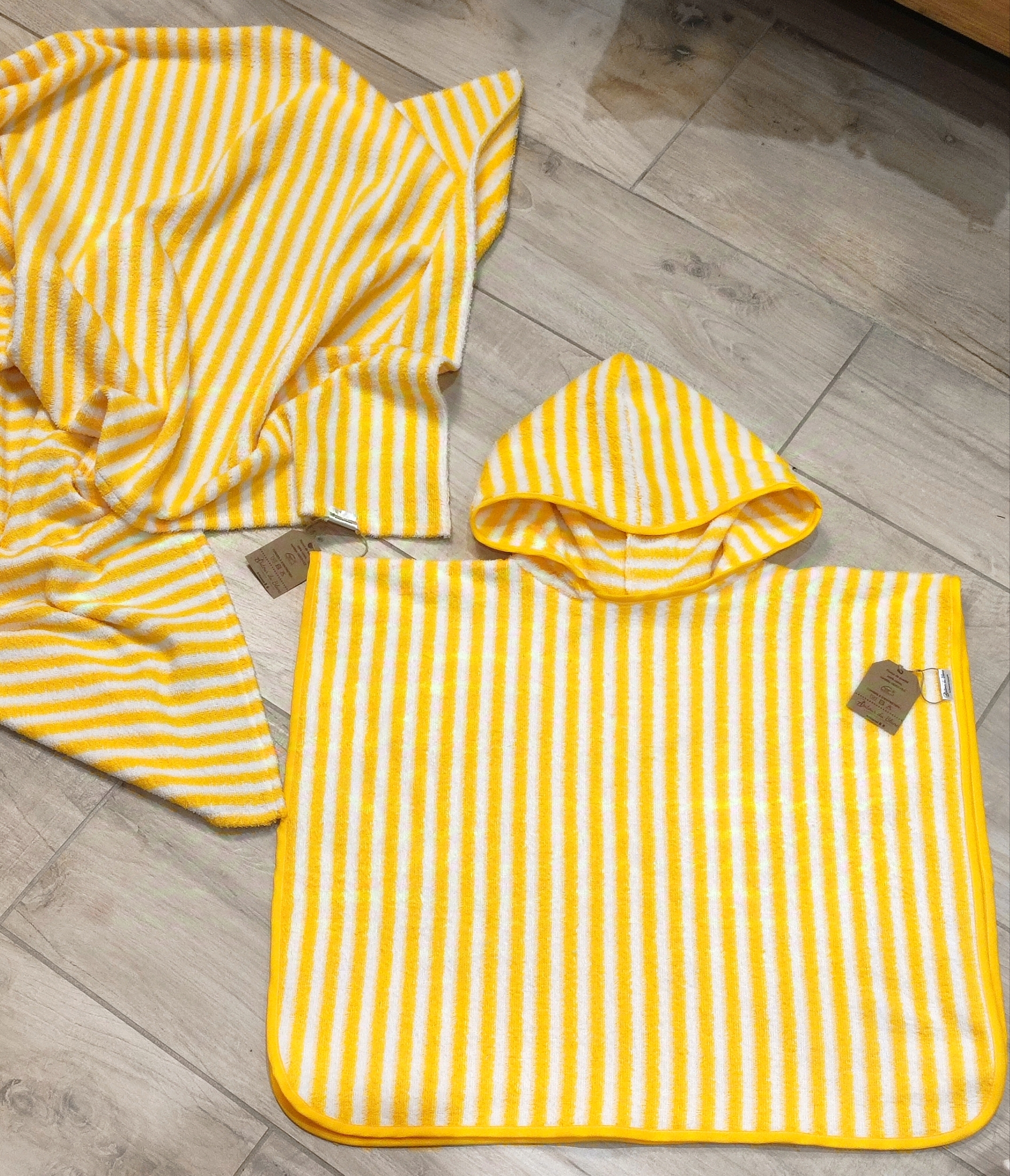 Poncho_a_rayures_jaune_blanc_eponge_coton_fait_main