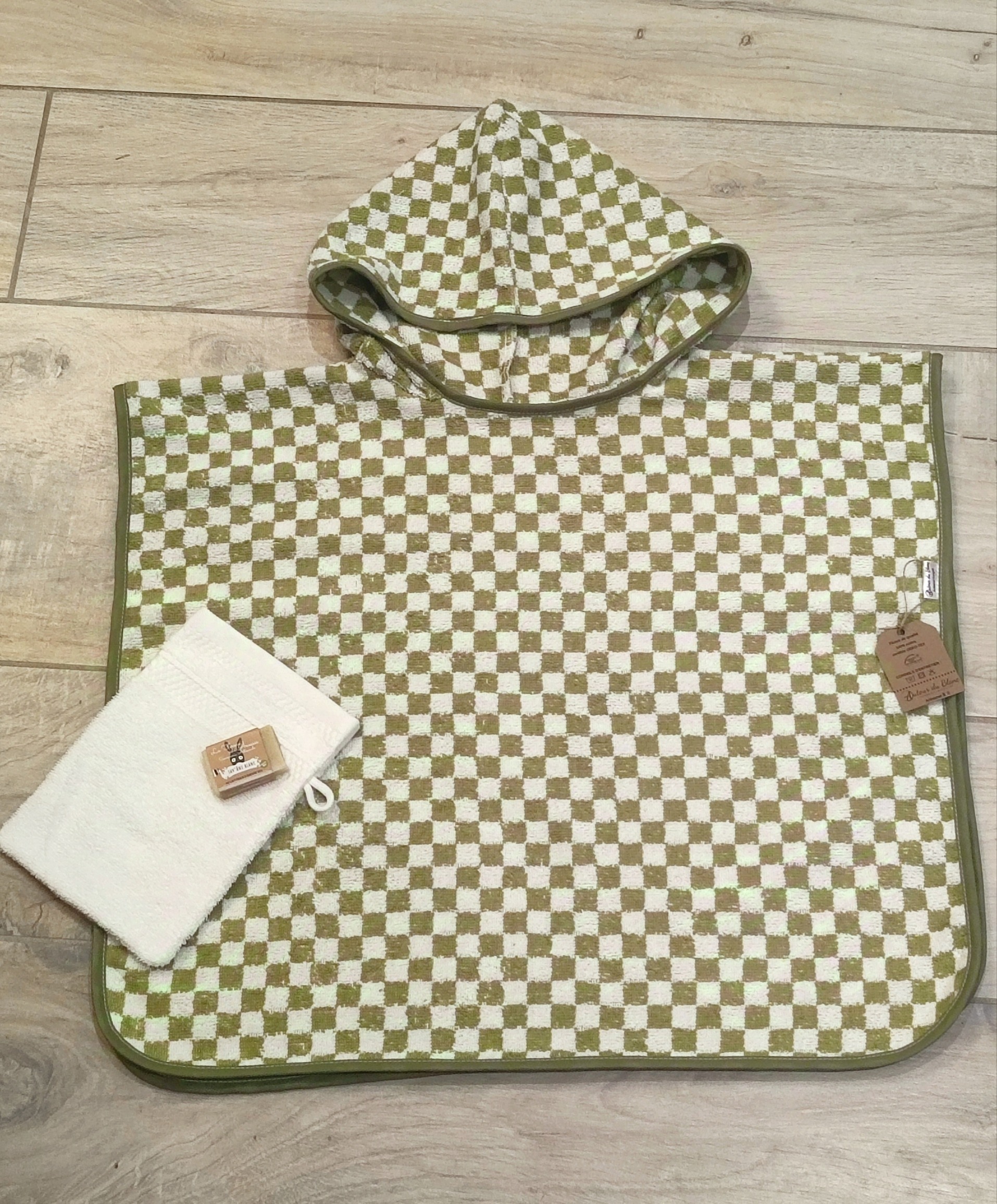 Poncho_damier_vert_blanc_eponge_coton_fait_main