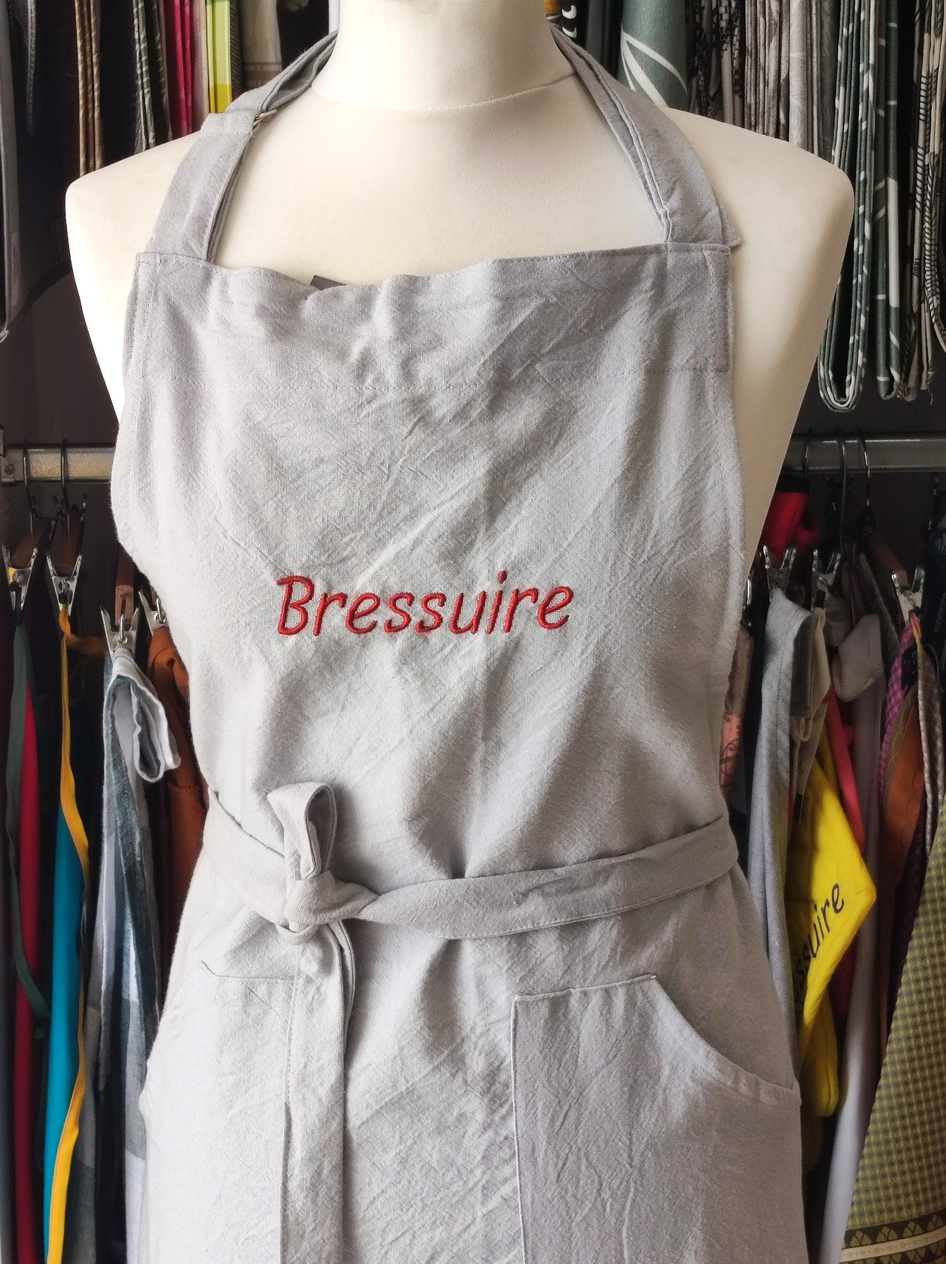 Tablier_Hono_coton_lavé_gris_brodé_Bressuire_zoom