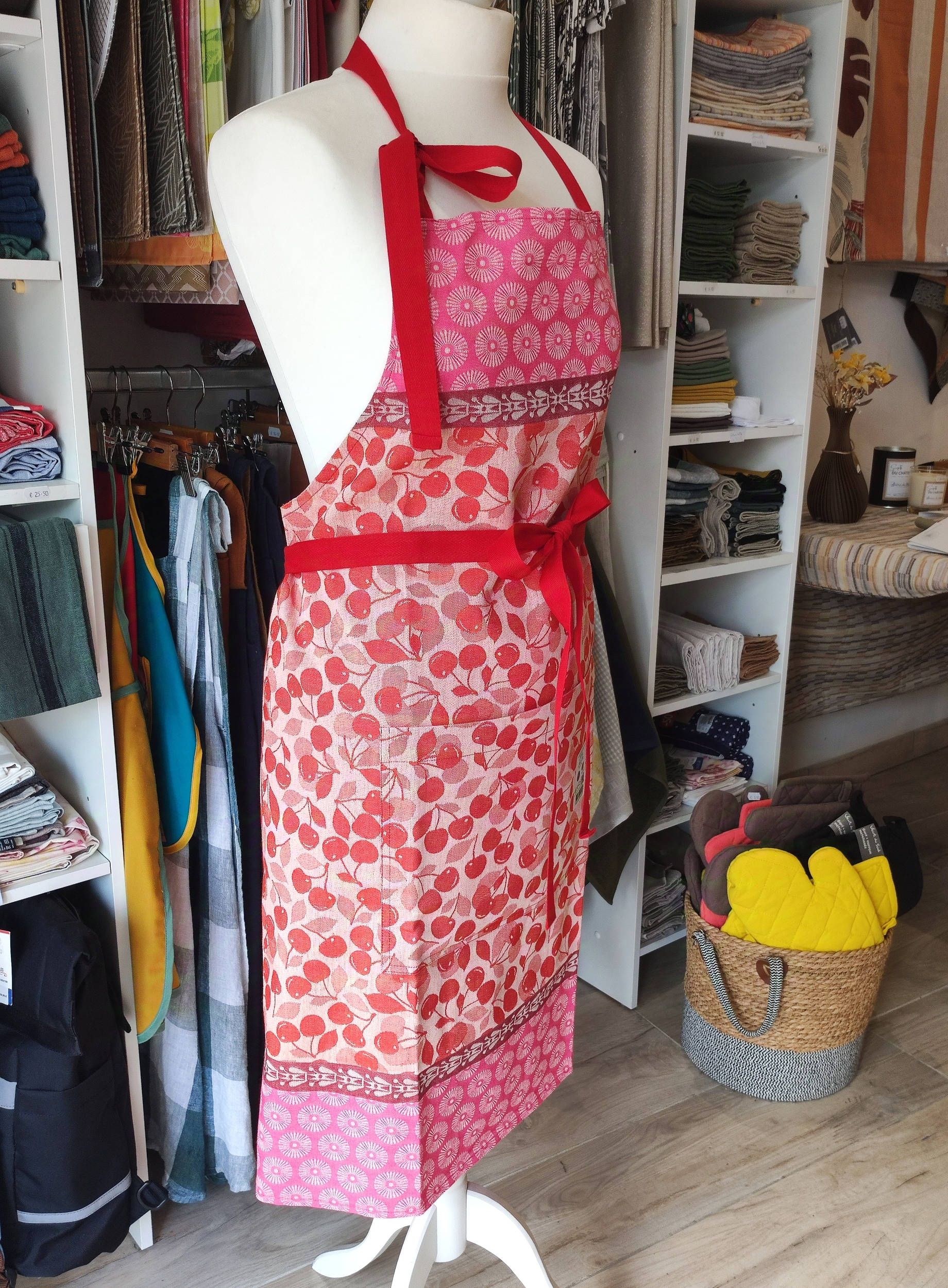 Tablier_Cerise_griottes_coton_LJF_zoom_profil