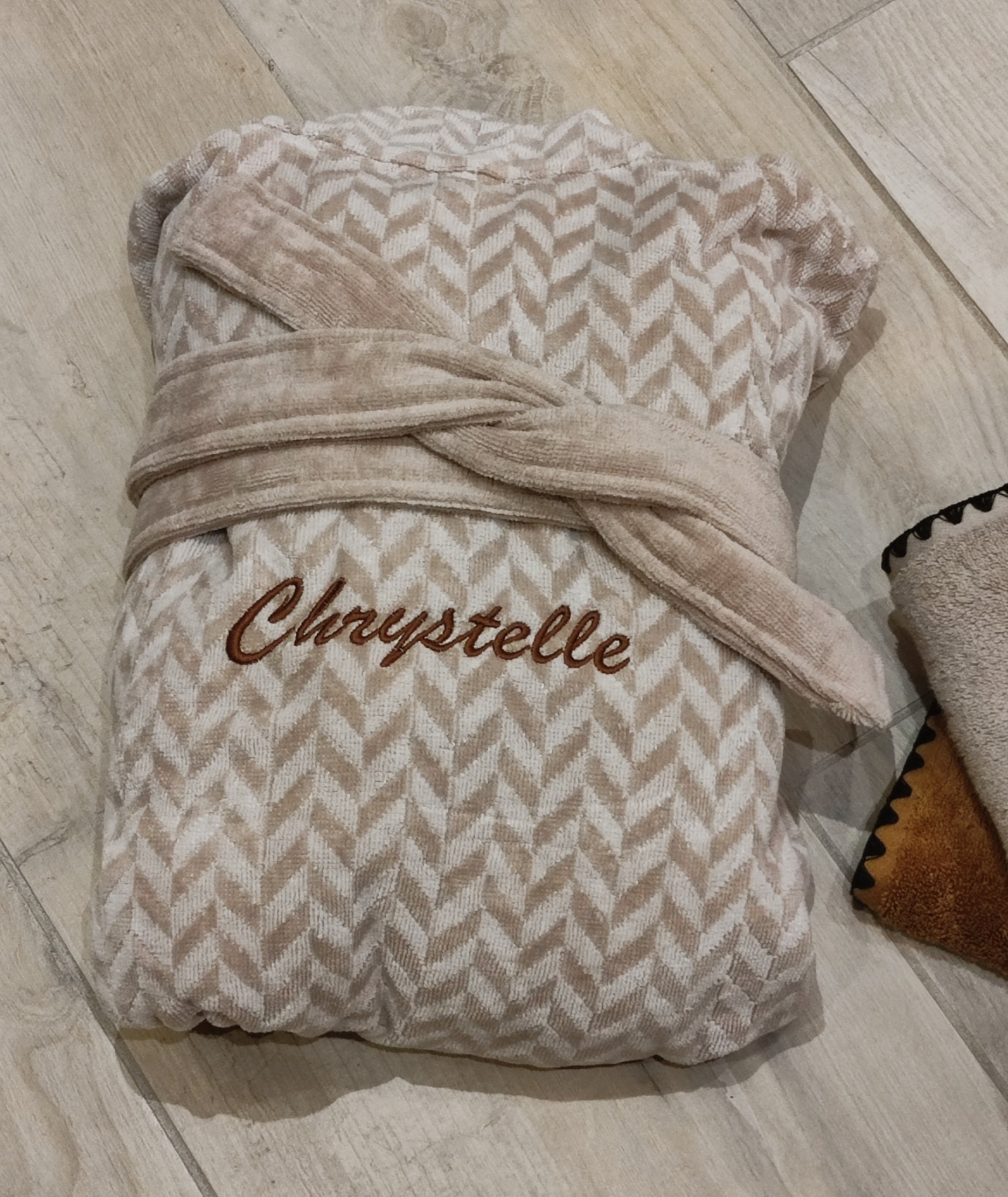 Peignoir_de_bain_motifs_chevron_beige_personnalisé