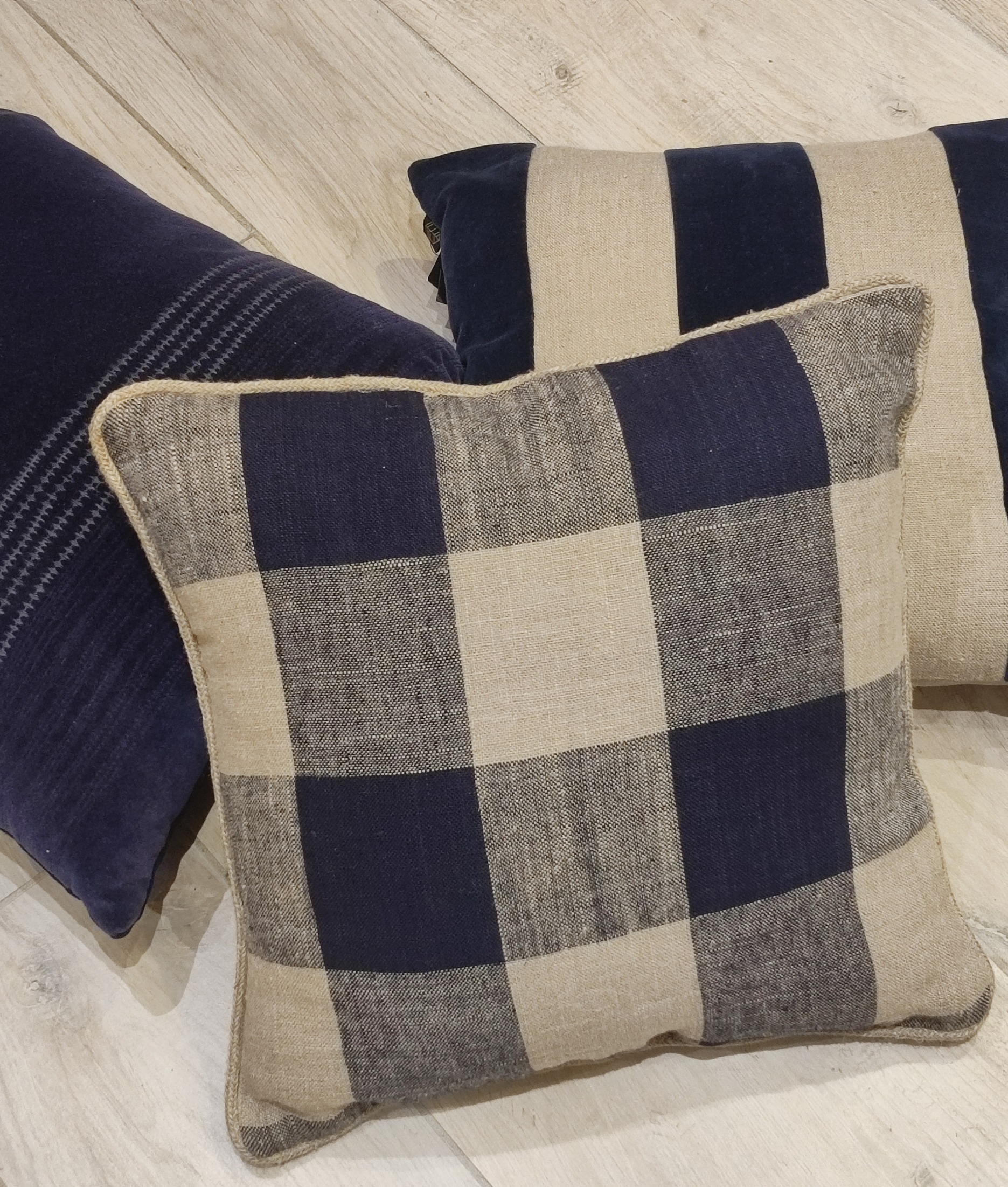 Coussin_bleu_marine_carreaux_vichy