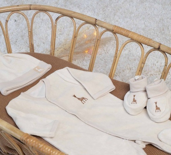 kit-naissance-sophie-la-girafe-trois-kilos-sept-ambiance-lit