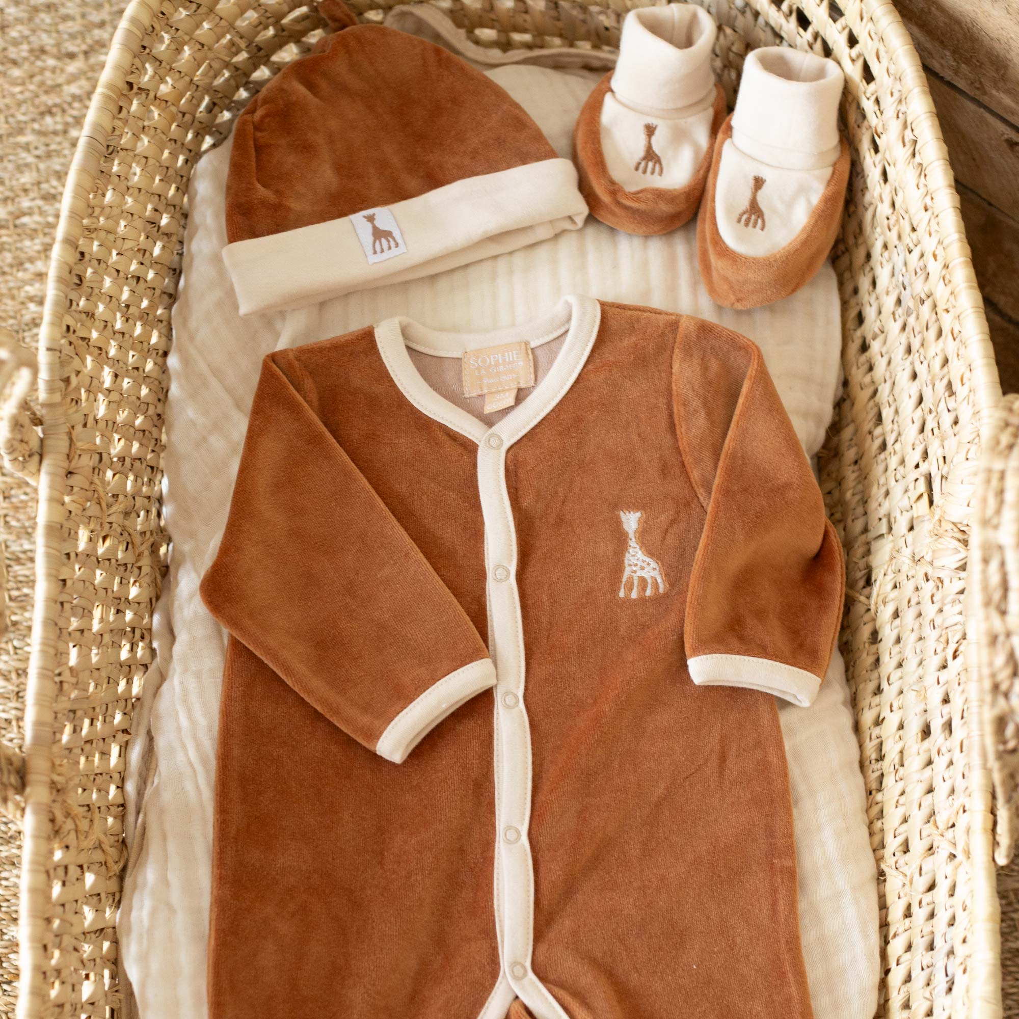 Pyjama-velours-sophie-la-girafe-trois-kilos-sept-ambiance-camel