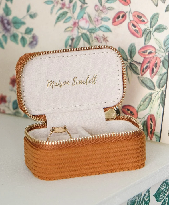 Mini-boite-bijoux-velours-cotele-camel-ouverte