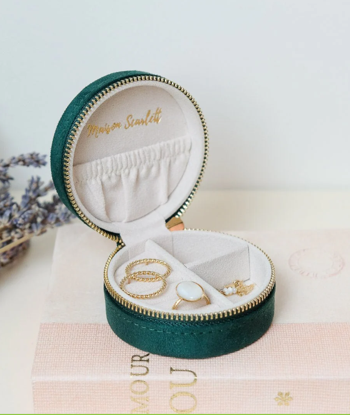 Boite-bijoux-voyage-ronde-velours-vert-ouverte