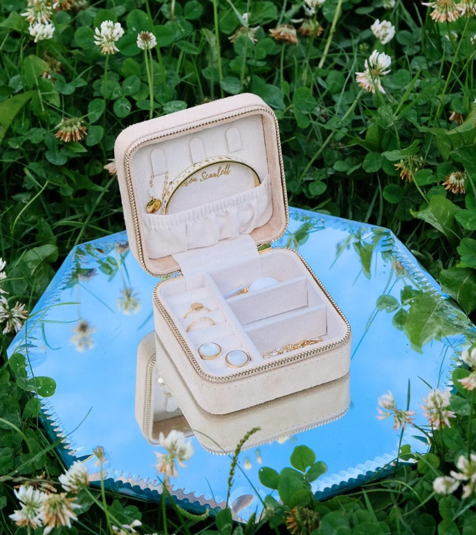 Boite-bijoux-voyage-carree-velours-Beige-ouverte