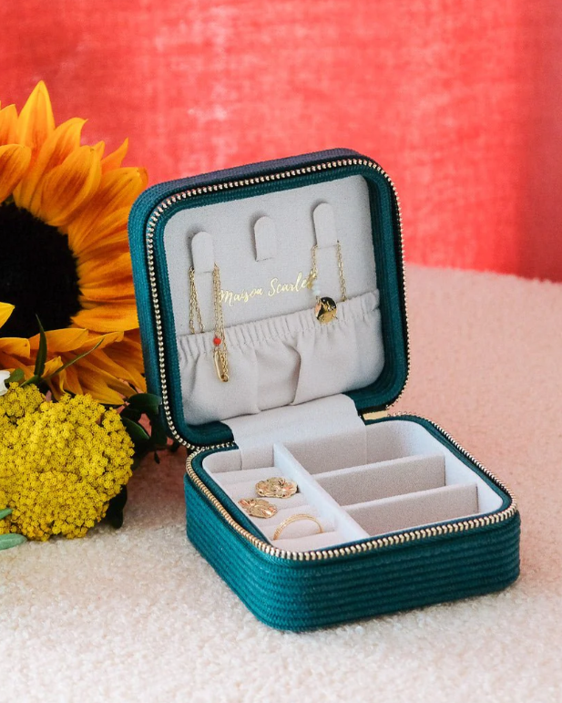 Boite-bijoux-voyage-carree-velours-cotele-vert-ouvert-maison-scarlett