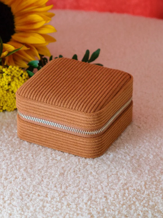 Boite-bijoux-voyage-carree-velours-cotele-camel-maison-scarlett