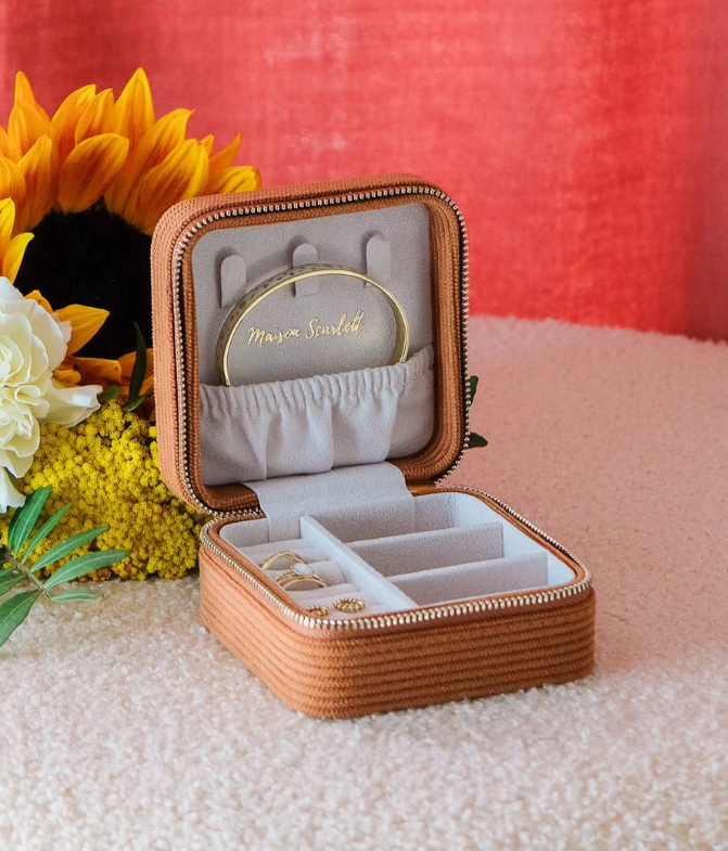 Boite-bijoux-voyage-carree-velours-cotele-camel-ouvert-maison-scarlett