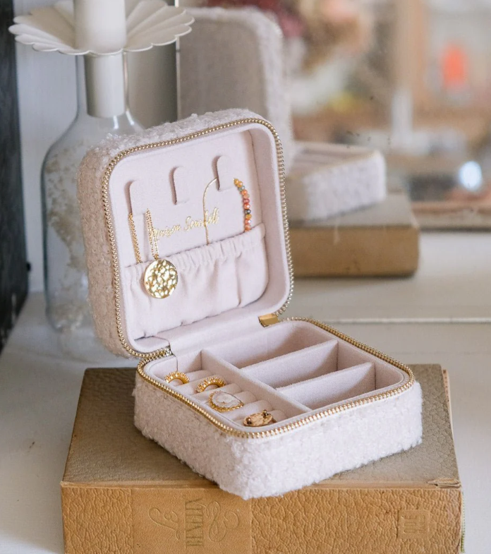 Boite-bijoux-voyage-carree-teddy-blanc-ouvert-maison-scarlett
