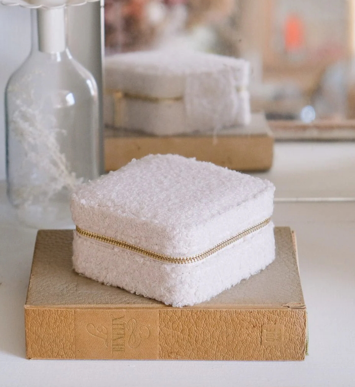 Boite-bijoux-voyage-carree-teddy-blanc-maison-scarlett