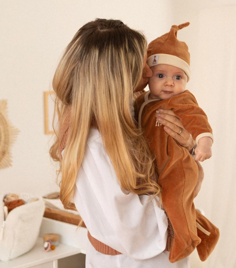 Pyjama_velours_bebe_3_mois_sophie_la_girafe_camel_ambiance
