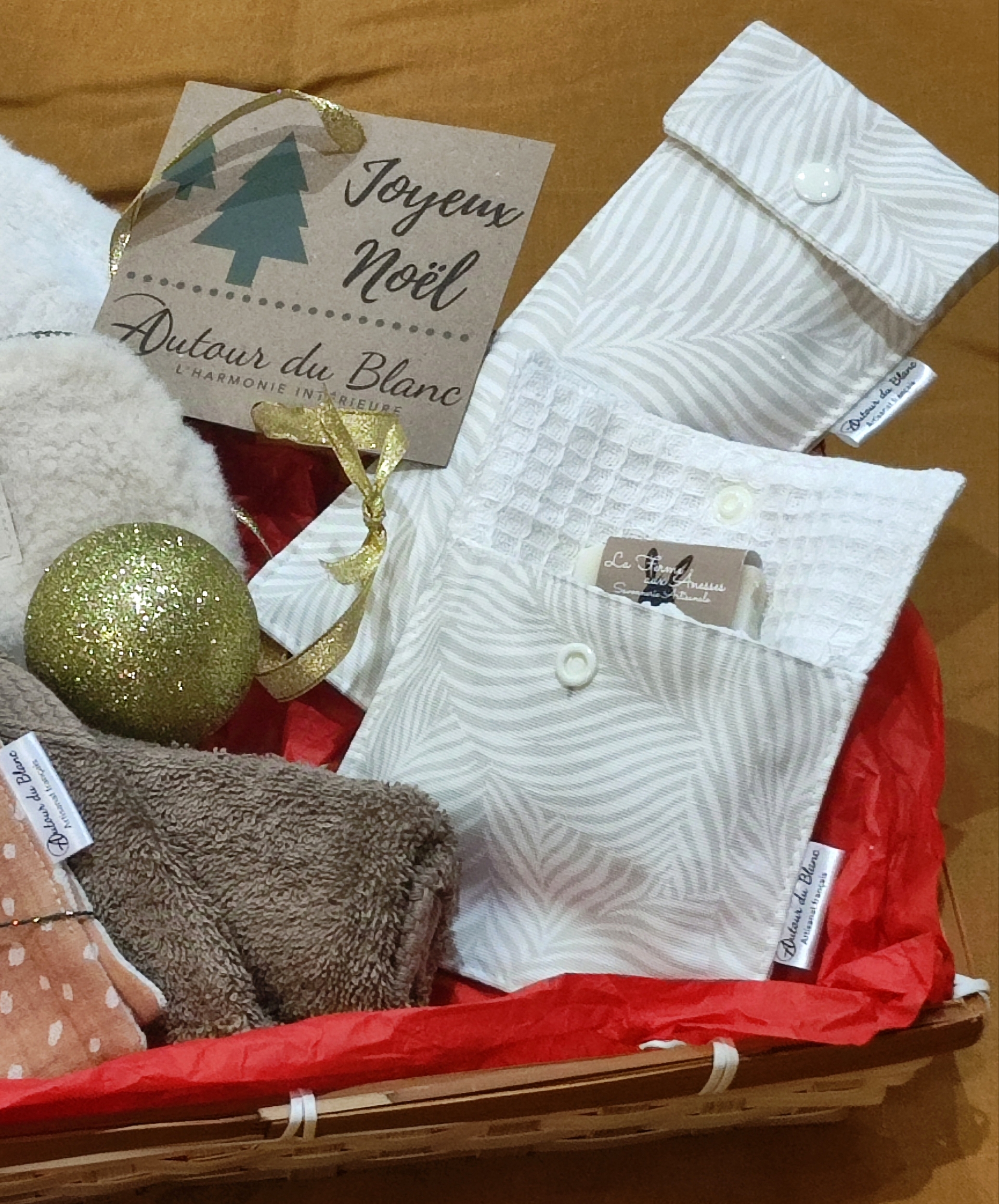 Coffret_douceur_noel_beige_etuis_savon_brosse_a_dents_artisanal