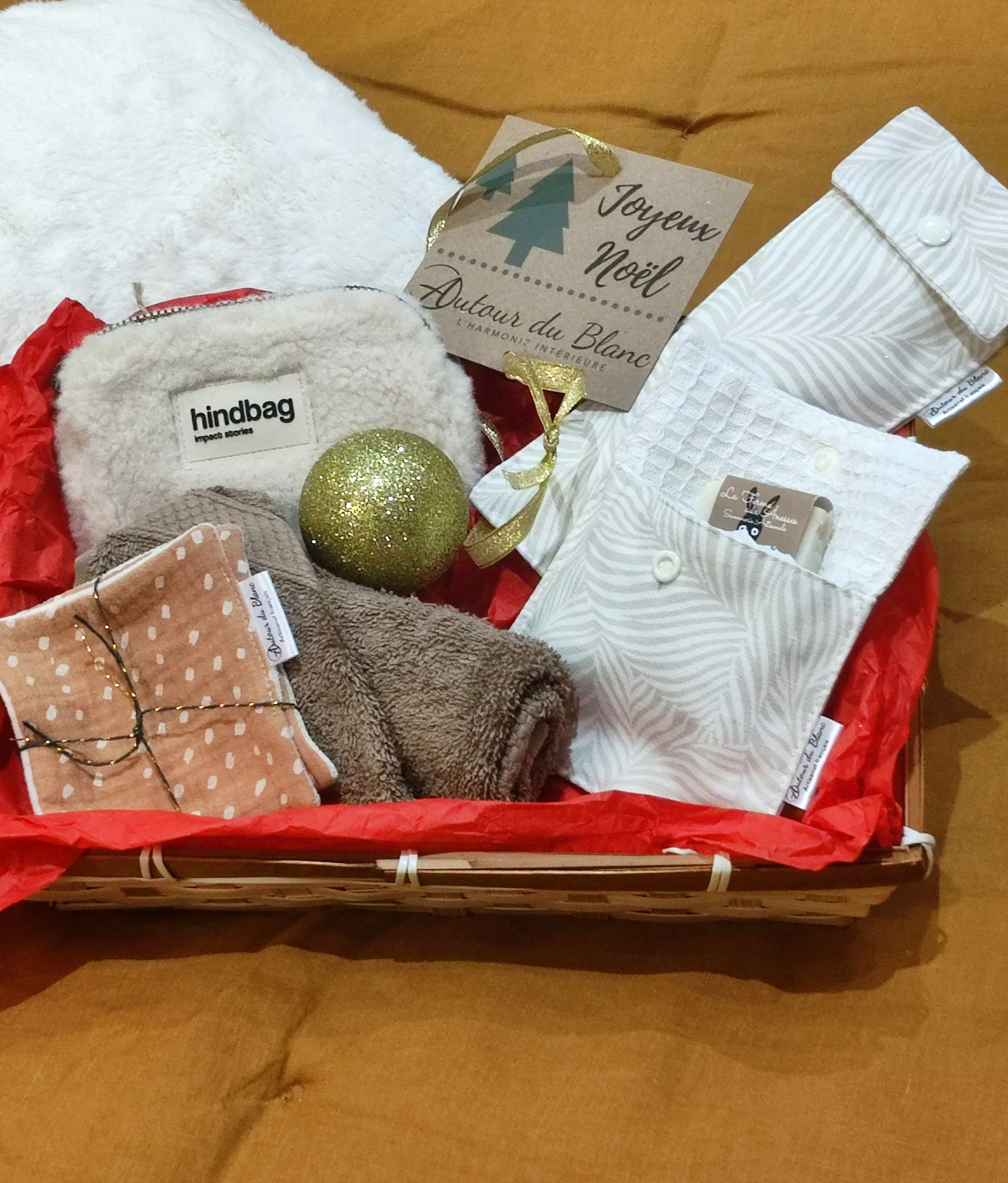 Coffret_douceur_noel_beige_camel_porte_monnaie_lingette_etuis_savon_artisanal