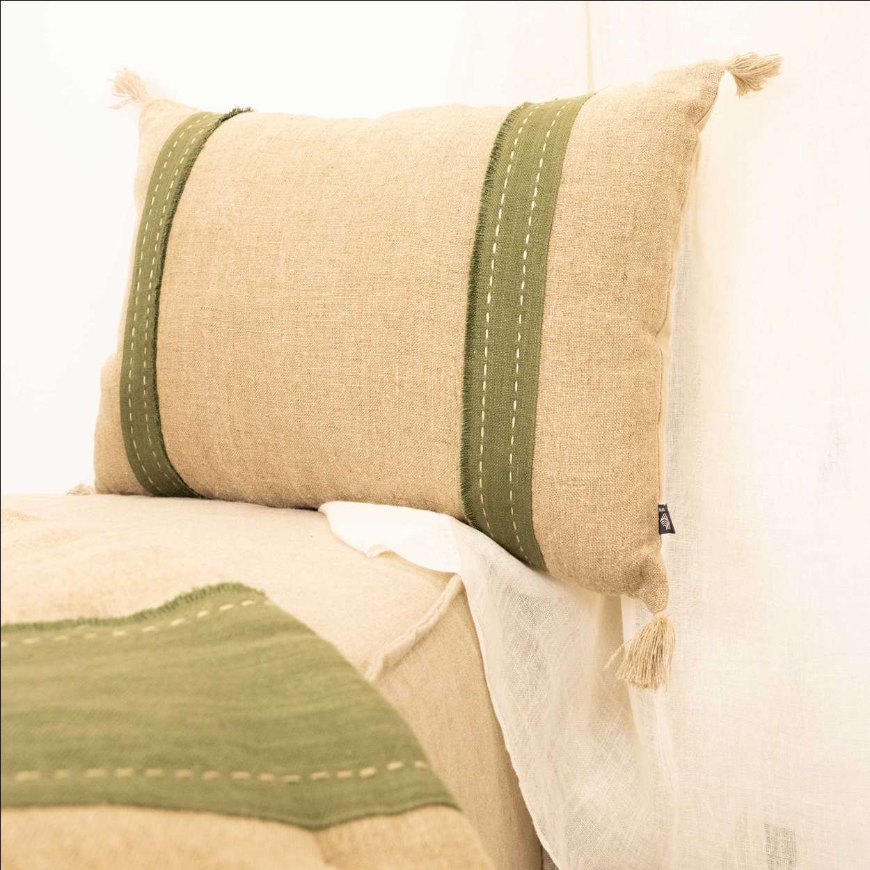Coussin-rectangle-vert-bronze-sud-etoffe-ambiance