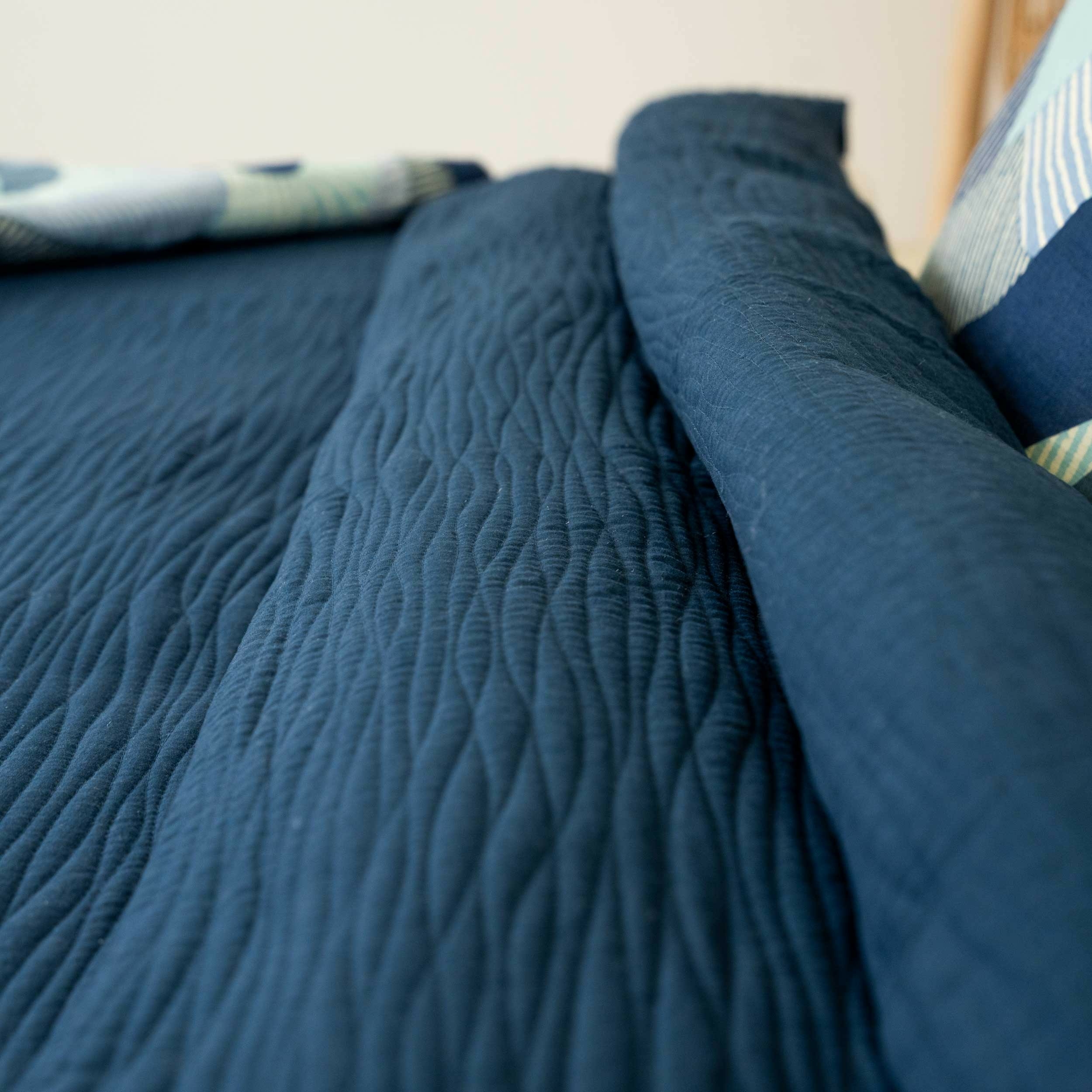 Couvre-lit-royal-manceau-bleu-marine-sud-etoffe-zoom