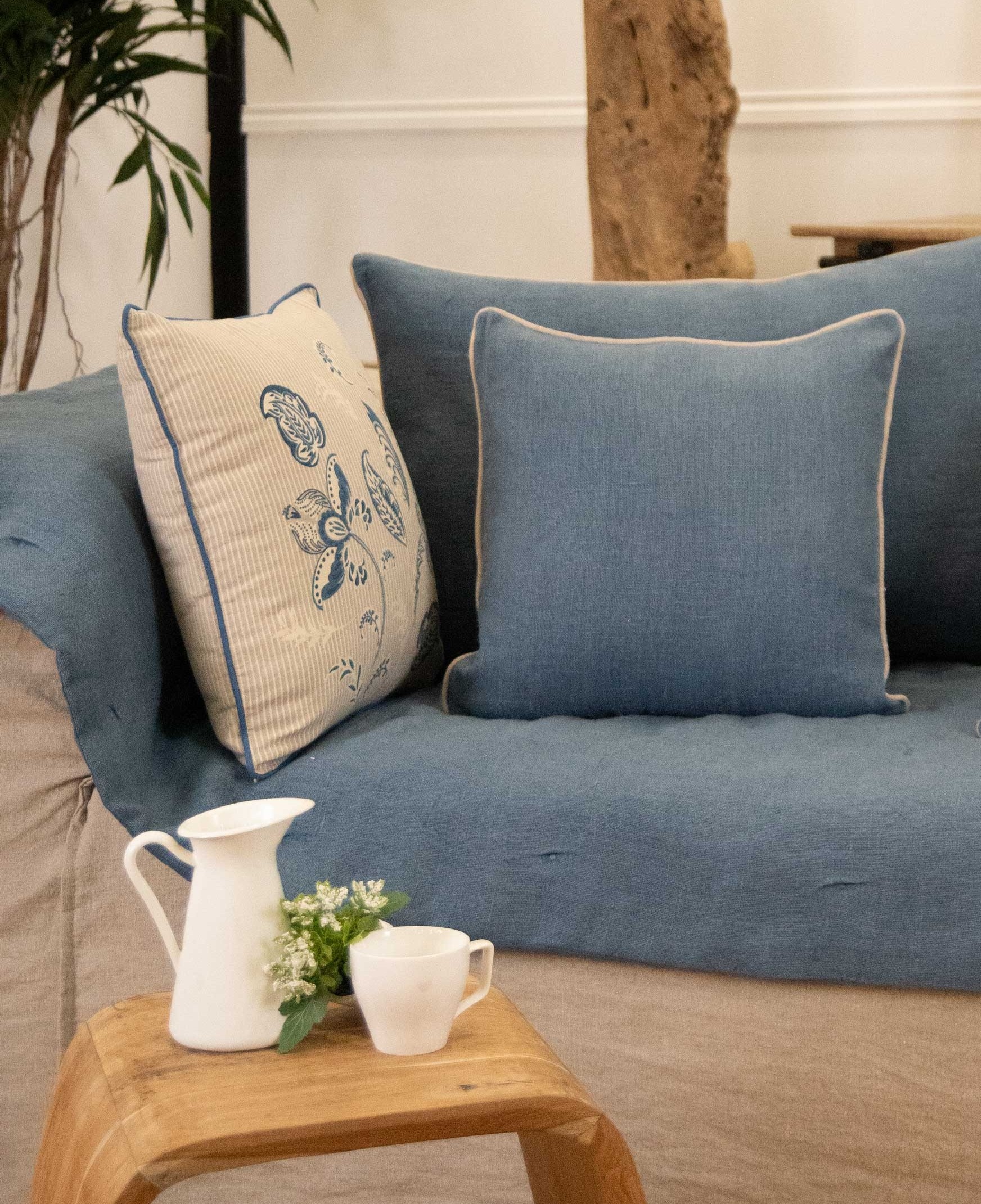 coussin-lino-bleu-marine-sud-etoffe-ambiance
