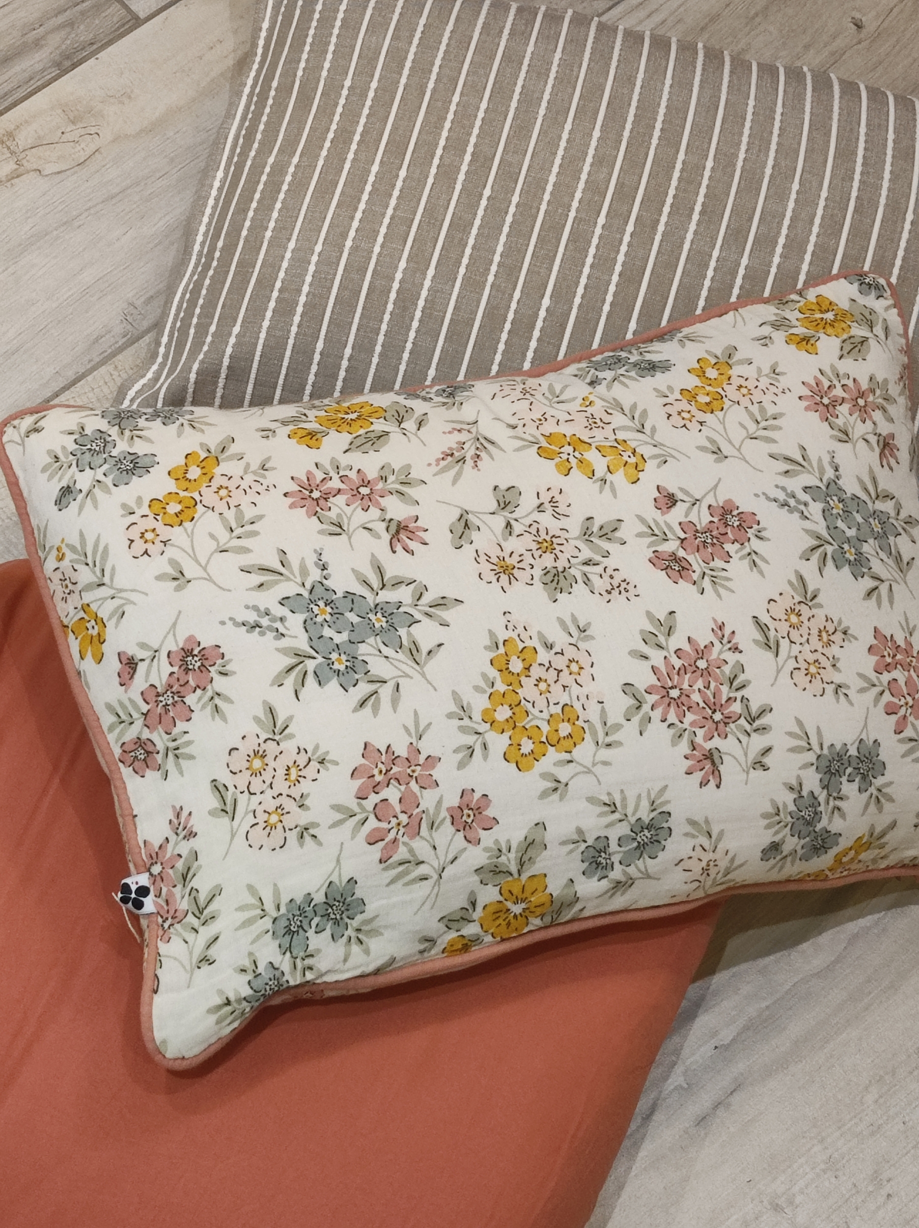 coussin-Adele-gaze-de-coton-effet-papillon-ambiance