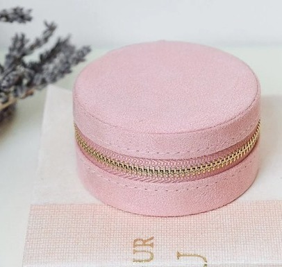 boite-bijoux-yvonne-ronde-velours-ras-rose-maison-scarlett