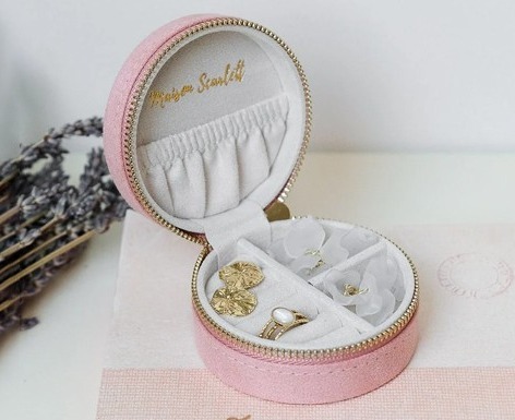 boite-bijoux-yvonne-ronde-velours-ras-rose-maison-scarlett-ouverte