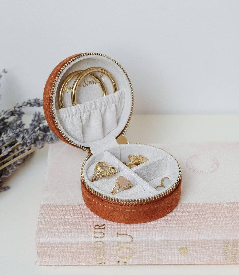 boite-bijoux-yvonne-ronde-velours-ras-camel-maison-scarlett-ouverte