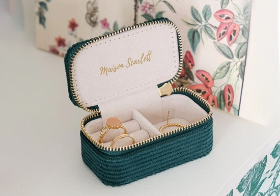 mini-boite-bijoux-marie-rectangle-velours-cotele-vert-maison-scarlett-ouverte